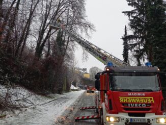 FW-EN: Feuerwehr wegen Schneewetterlage dauerhaft im Einsatz! - 27 Einsätze für Feuerwehr und THW-Wache bis zum Abend besetzt