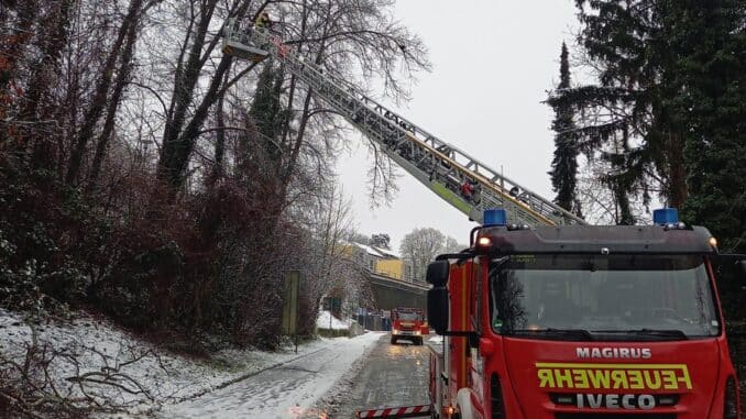 FW-EN: Feuerwehr wegen Schneewetterlage dauerhaft im Einsatz! - 27 Einsätze für Feuerwehr und THW-Wache bis zum Abend besetzt