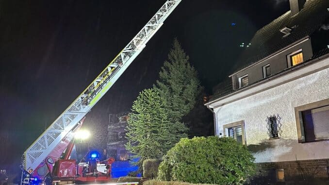 FW-EN: Gasgeruch, Kaminbrand und intensive Ölspur im Stadtgebiet