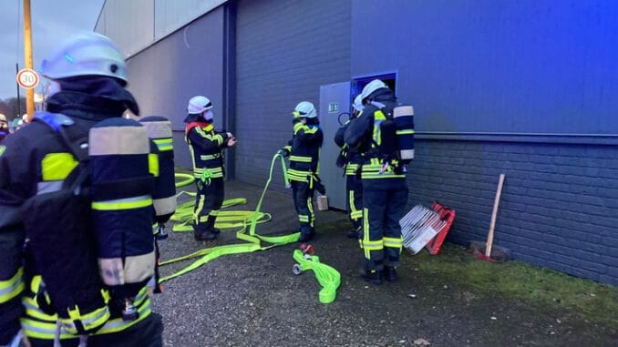 FW-EN: Gemeldete Rauchentwicklung in Lagerhalle