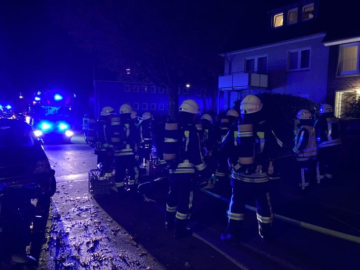 FW-EN: Gemeldeter Brand in einem Mehrfamilienhaus