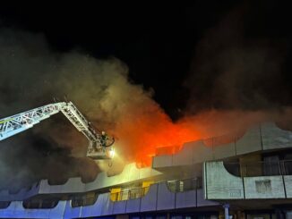 FW-EN: Großbrand in leerstehendem Altenheim - Weitere Brandereignisse im Ortsteil Kirchende - Feuerwehr mit überörtlichen Kräften im Einsatz