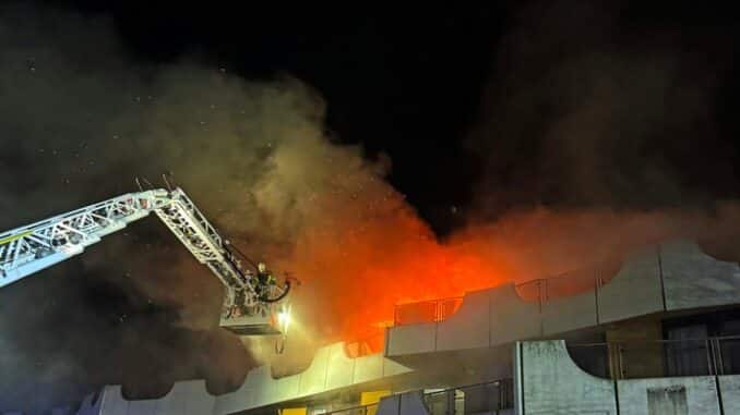 FW-EN: Großbrand in leerstehendem Altenheim - Weitere Brandereignisse im Ortsteil Kirchende - Feuerwehr mit überörtlichen Kräften im Einsatz