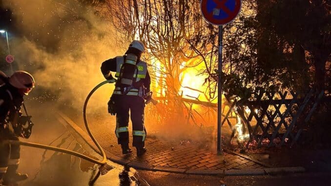 FW-EN: Großbrand und schwerer Verkehrsunfall - einsatzreicher Jahreswechsel für die Hattinger Feuerwehr