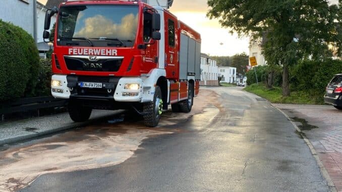 FW-EN: Kilometerlange Ölspur abgestreut