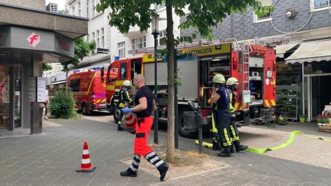 FW-EN: Kleinbrand im Außenbereich eines Geschäftshauses