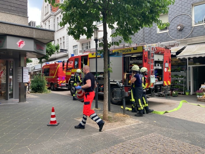 FW-EN: Kleinbrand im Außenbereich eines Geschäftshauses