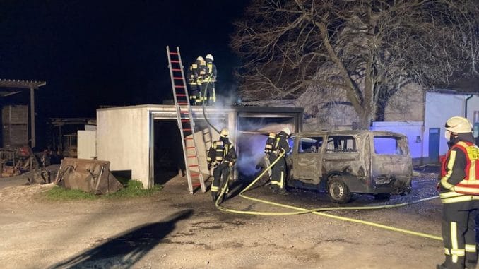 FW-EN: Kleintransporter im Vollbrand in einer Garage