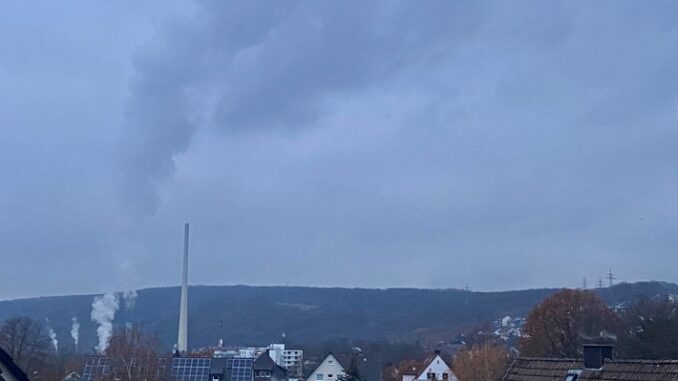 FW-EN: Kohlenstoffmonoxid Warnmelder löste aus - Feuerwehr kontrollierte Gebäude in der Eichenstraße