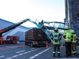 FW-EN: LKW erfasst Baugerüst