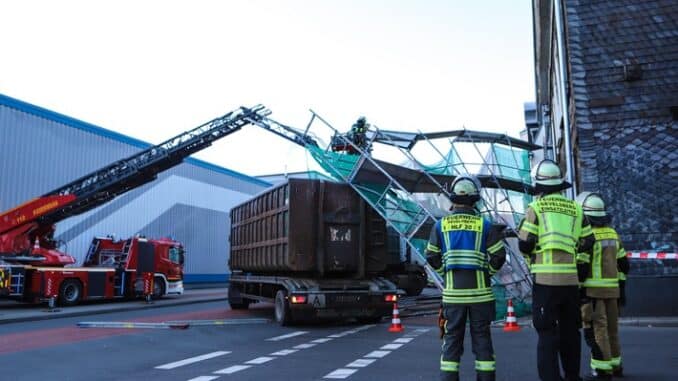 FW-EN: LKW erfasst Baugerüst