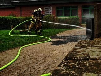 FW-EN: Massiver Wasserschaden in einem Einfamilienhaus am Ahlenberg - Feuer an der Hugo-Knauer-Grundschule am Karfreitag