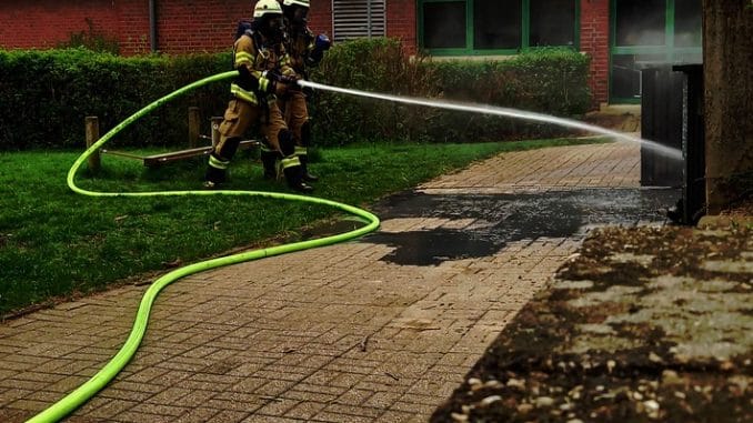 FW-EN: Massiver Wasserschaden in einem Einfamilienhaus am Ahlenberg - Feuer an der Hugo-Knauer-Grundschule am Karfreitag