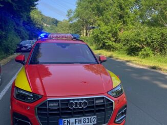 FW-EN: Menschenrettung aus dem Wald - Feuerwehr rettet 22- jährigen aus unwegsamen Gelände