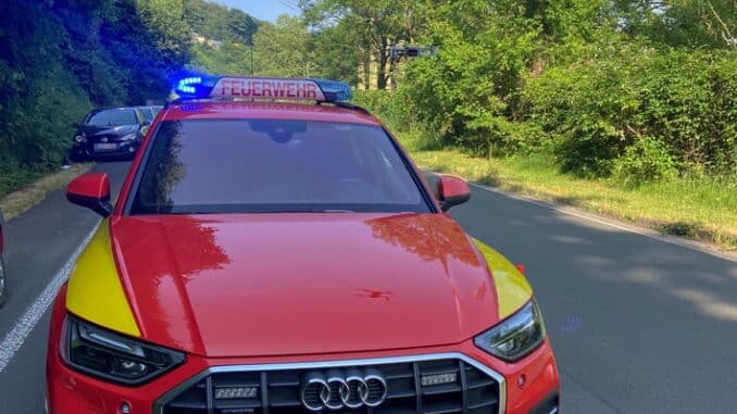 FW-EN: Menschenrettung aus dem Wald - Feuerwehr rettet 22- jährigen aus unwegsamen Gelände