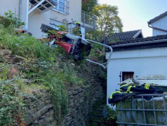FW-EN: Minibagger stürzte in Hanglage um und bedrohte einen Patienten - Schwierige Menschenrettung in der Straße &quot;An der Walkmühle&quot;