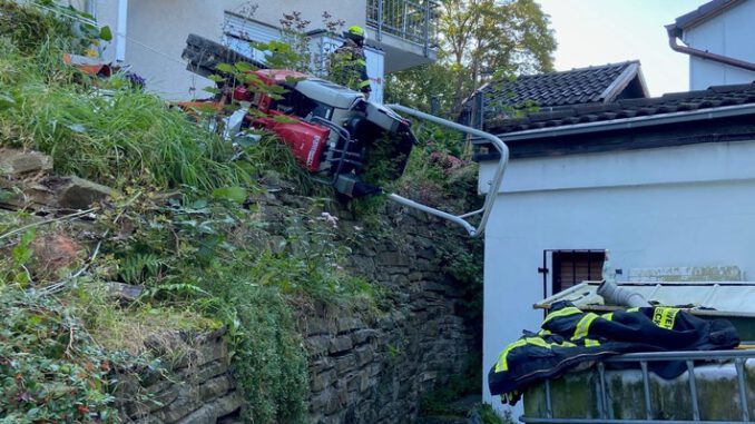 FW-EN: Minibagger stürzte in Hanglage um und bedrohte einen Patienten - Schwierige Menschenrettung in der Straße &quot;An der Walkmühle&quot;