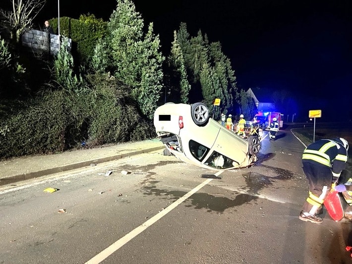 FW-EN: PKW lag nach Unfall auf dem Dach