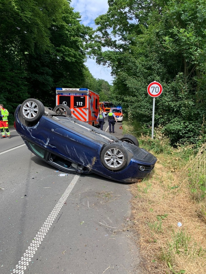 FW-EN: PKW landet auf dem Dach