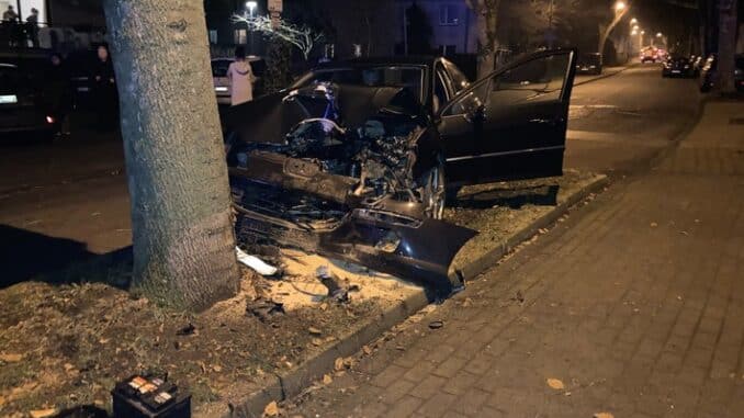 FW-EN: PKW prallt frontal gegen Baum