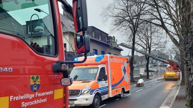 FW-EN: Patientenrettung über Drehleiter, Kaminbrand und Pkw-Brand - Drei Einsätze für die Feuerwehr
