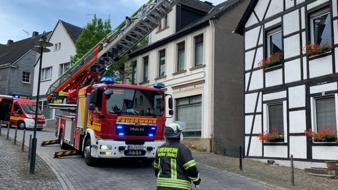 FW-EN: Patientenrettung über Drehleiter