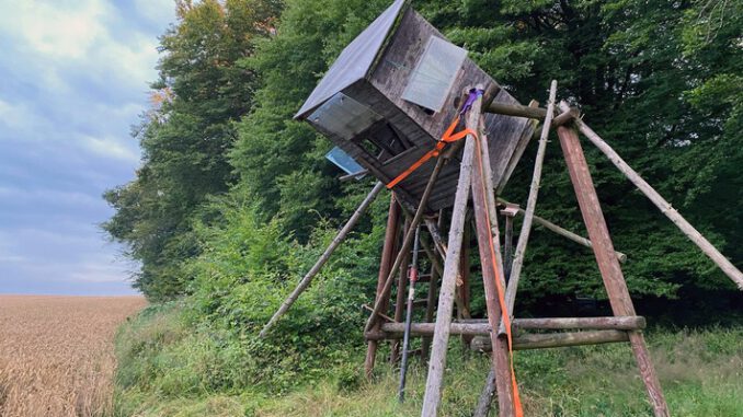 FW-EN: Person in Notlage - Hochsitz droht abzustürzen