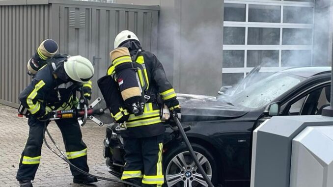 FW-EN: Pkw brennt auf Tankstellengelände