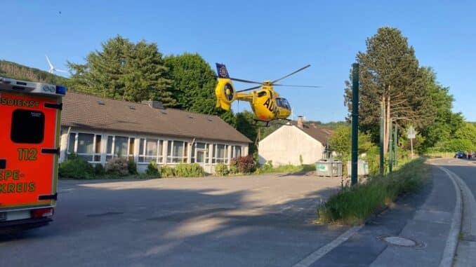 FW-EN: Rettungshubschrauber fliegt verletzten Motorradfahrer in Spezialklinik