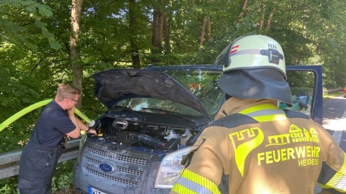 FW-EN: Schwelbrand im Motorraum - Übergreifen auf Fahrzeug verhindert - Autofahrer gefährdet Einsatzkräfte