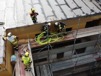 FW-EN: Schwelbrand in Holzflachdach - Brandausbreitung konnte verhindert werden