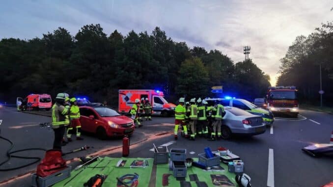 FW-EN: Schwerer Unfall mit 3 beteiligten PKW