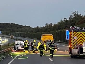 FW-EN: Schwerer Verkehrsunfall - eingeklemmte Person, Autobahn A1