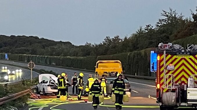 FW-EN: Schwerer Verkehrsunfall - eingeklemmte Person, Autobahn A1