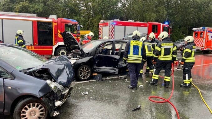 FW-EN: Schwerer Verkehrsunfall im Kreuzungsbereich &amp; Sturmschäden in Gennebreck