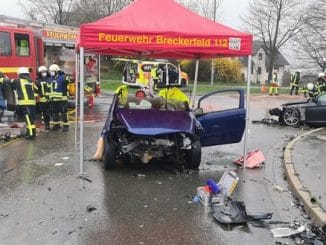 FW-EN: Schwerer Verkehrsunfall - mehrere Personen eingeklemmt