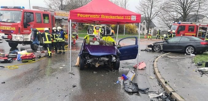 FW-EN: Schwerer Verkehrsunfall - mehrere Personen eingeklemmt