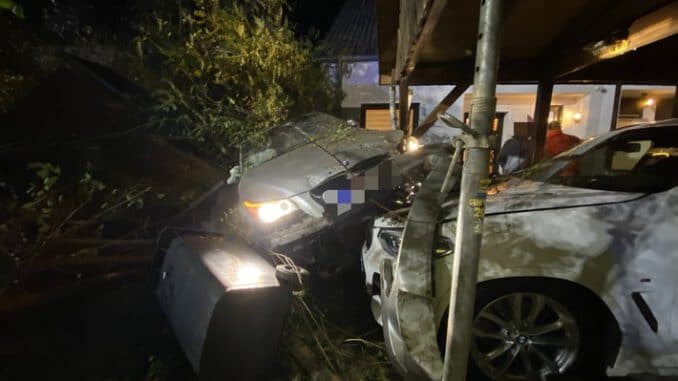 FW-EN: Schwerer Verkehrsunfall mit 4 Verletzten / BMW schleudert über Grundstück gegen Carport und Wohnhaus