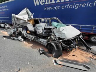 FW-EN: Schwerer Verkehrsunfall mit mehreren LKW und PKW auf der BAB 1