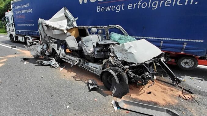 FW-EN: Schwerer Verkehrsunfall mit mehreren LKW und PKW auf der BAB 1