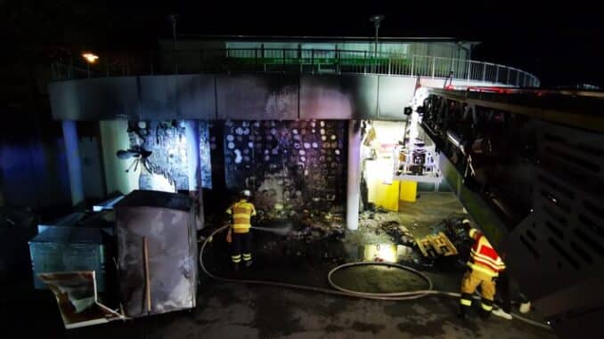 FW-EN: Unbekannter Feuerschein - Brennende Gegenstände an einer Supermarktfassade - Brandausbreitung auf Supermarkt verhindert.