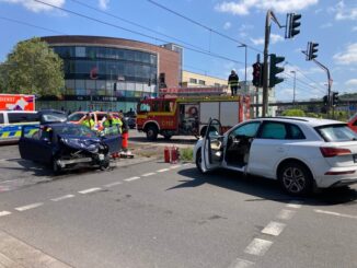 FW-EN: Unfall auf Reschop-Kreuzung - Zwei Verletzte