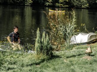 FW-EN: Ungewöhnliches Bild am Beyenburger Stausee: Feuerwehr versucht eine Ente mit Stand Up Paddle zu retten.