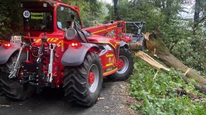 FW-EN: Unwetter bedingte Einsätze, Hydraulikölspur, Brandmeldealarm am Vormittag