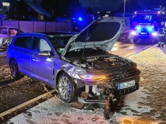 FW-EN: Verkehrsunfall, Tür-Notöffnung und Ölspur