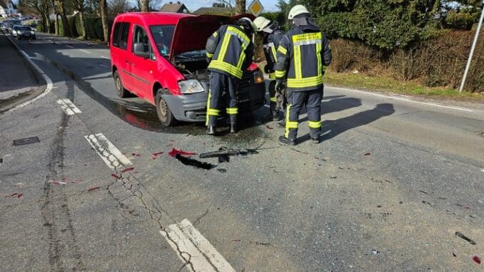 FW-EN: Verkehrsunfall auf Deller Straße