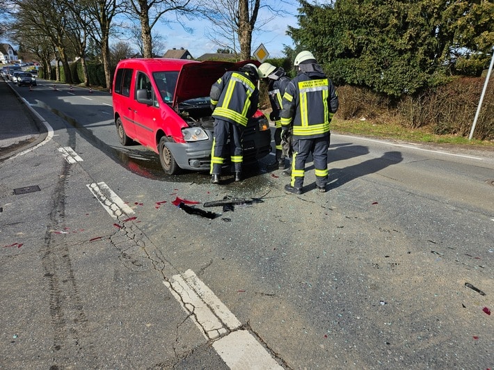 FW-EN: Verkehrsunfall auf Deller Straße