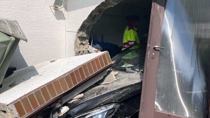 FW-EN: Verkehrsunfall in Garage und Beseitigung eines Astes
