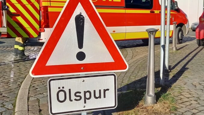 FW-EN: Verkehrsunfall mit Personenschaden - Ölspuren beschäftigt wieder die Feuerwehr