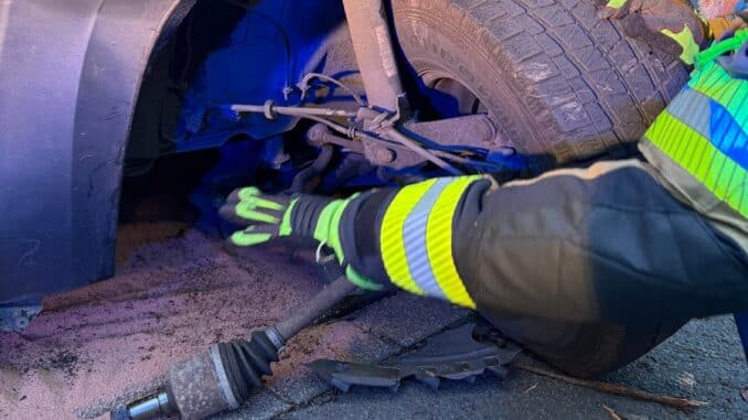 FW-EN: Verkehrsunfall mit Personenschaden auf der Goethestraße - 75- jährige Fahrerin mittelschwerverletzt - Patientenerstversorgung in Westende